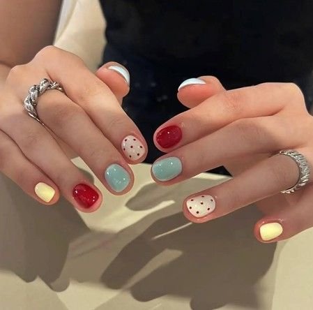 Golden Nails Logo