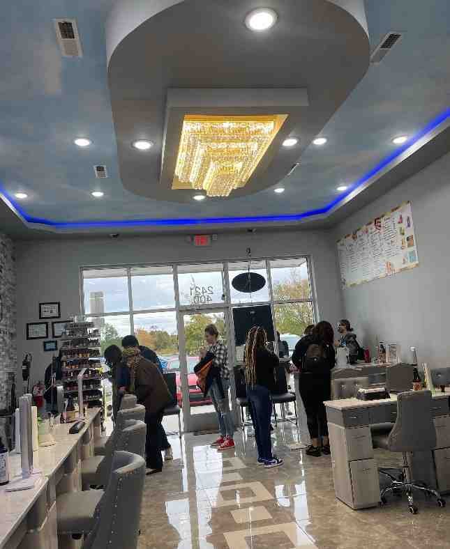 Lee Spa & Nails Logo