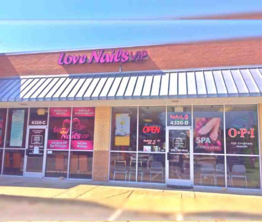 Loves Nails VIP Logo