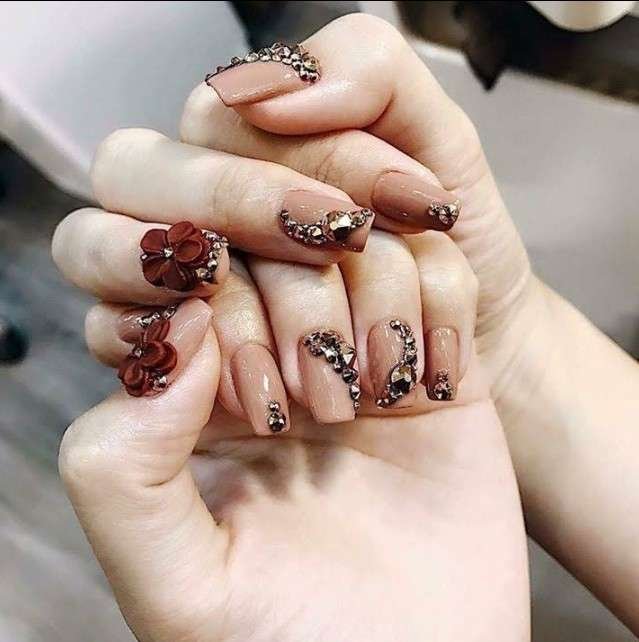 Luxury Nail Logo