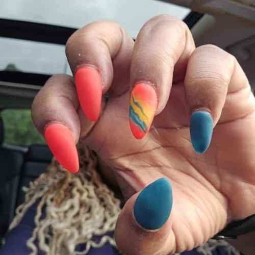 Queen’s Nails Logo