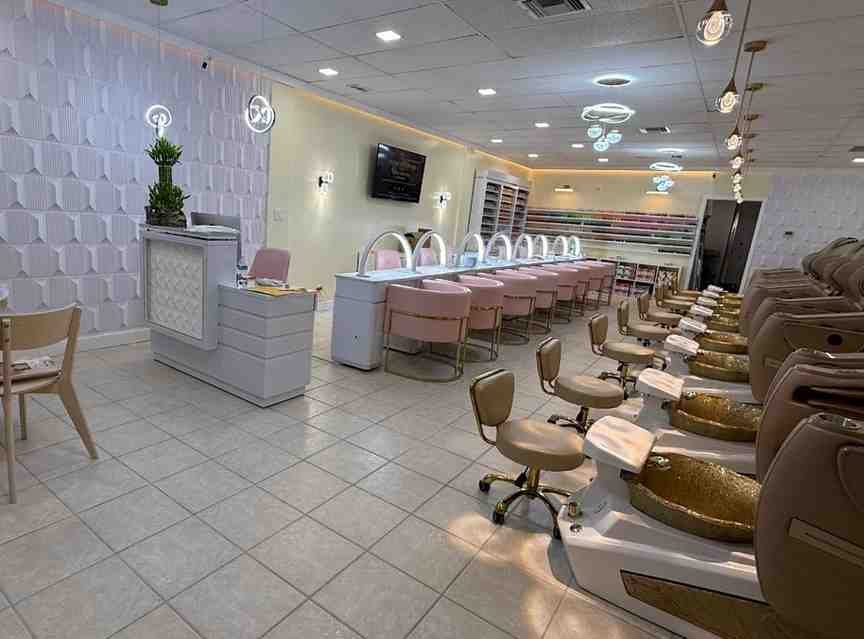Tip Top Spa & Nails Logo