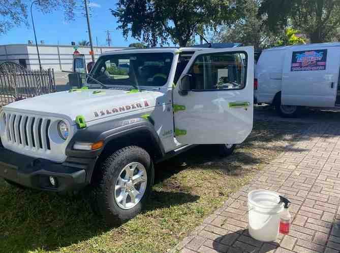 Miami’s car wash Logo