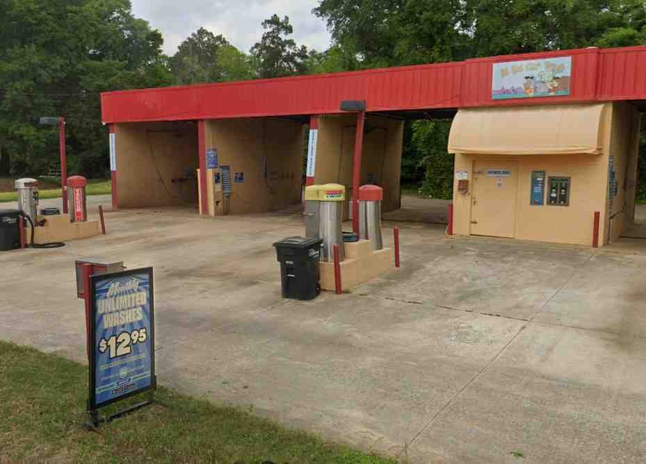 Rooster’s Car Wash Logo